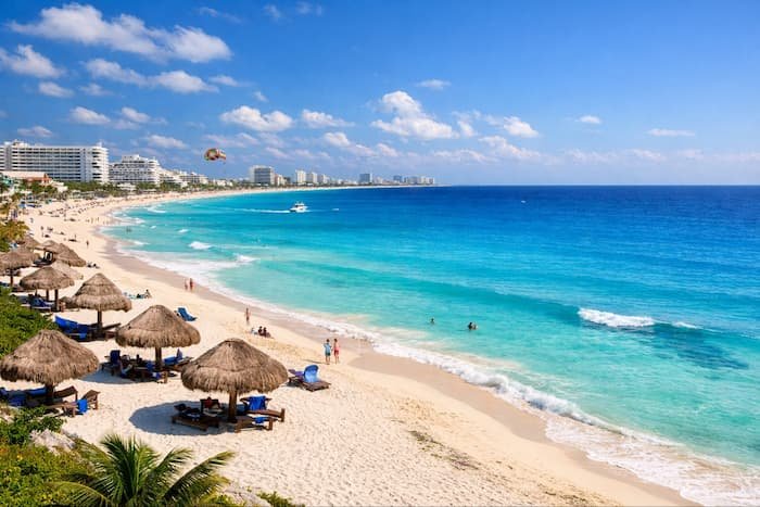 칸쿤 해변과 호텔 리조트 전경