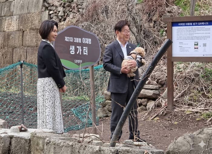 이재명대통령이 반려견을 안고 일상 행보를 이어가는 모습