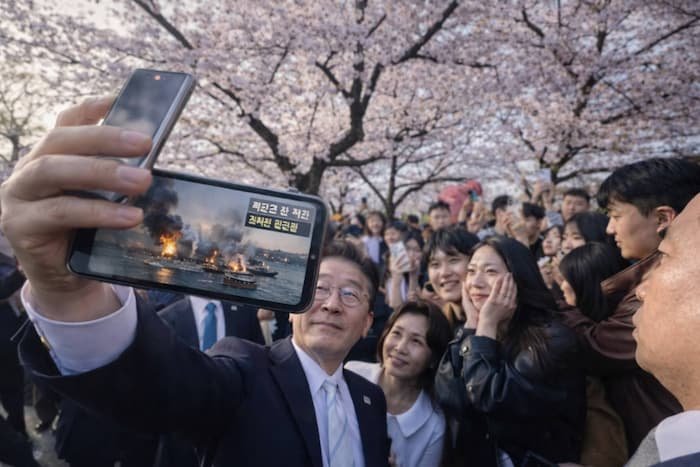 벚꽃 아래에서 시민들과 셀카를 찍는 정치인 모습
