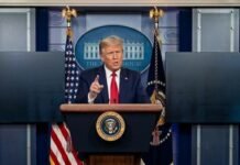 트럼프 “이란전 2주 내 종결”… 외신·한국 언론은 ‘상시적 관리 국면’ 진입 분석 백악관 로고가 새겨진 포디움 뒤에서 오른손 검지를 치켜들며 열변을 토하고 있는 도널드 트럼프 대통령의 모습. 배경에는 대형 스크린과 성조기가 배치되어 있으며, 단호하고 자신감 넘치는 표정으로 이란전 종결 관련 연설을 하는 장면.