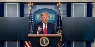 트럼프 “이란전 2주 내 종결”… 외신·한국 언론은 ‘상시적 관리 국면’ 진입 분석 백악관 로고가 새겨진 포디움 뒤에서 오른손 검지를 치켜들며 열변을 토하고 있는 도널드 트럼프 대통령의 모습. 배경에는 대형 스크린과 성조기가 배치되어 있으며, 단호하고 자신감 넘치는 표정으로 이란전 종결 관련 연설을 하는 장면.