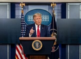 트럼프 “이란전 2주 내 종결”… 외신·한국 언론은 ‘상시적 관리 국면’ 진입 분석 백악관 로고가 새겨진 포디움 뒤에서 오른손 검지를 치켜들며 열변을 토하고 있는 도널드 트럼프 대통령의 모습. 배경에는 대형 스크린과 성조기가 배치되어 있으며, 단호하고 자신감 넘치는 표정으로 이란전 종결 관련 연설을 하는 장면.