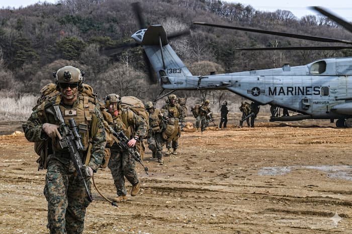 미 해병대 병력이 헬기에서 내려 지상으로 전개하는 장면, 중동 전개 미군 신속대응군 이미지